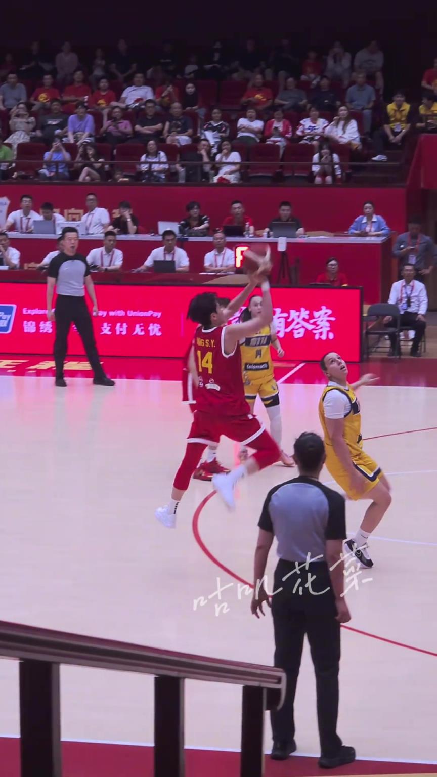 愣是看好几遍才弄明白咋传的球，杨力维
