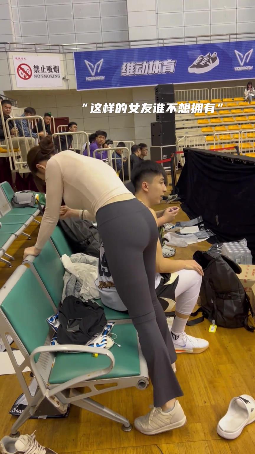 有这样的女朋友真幸福，不仅贴心这身材到哪都是顶级