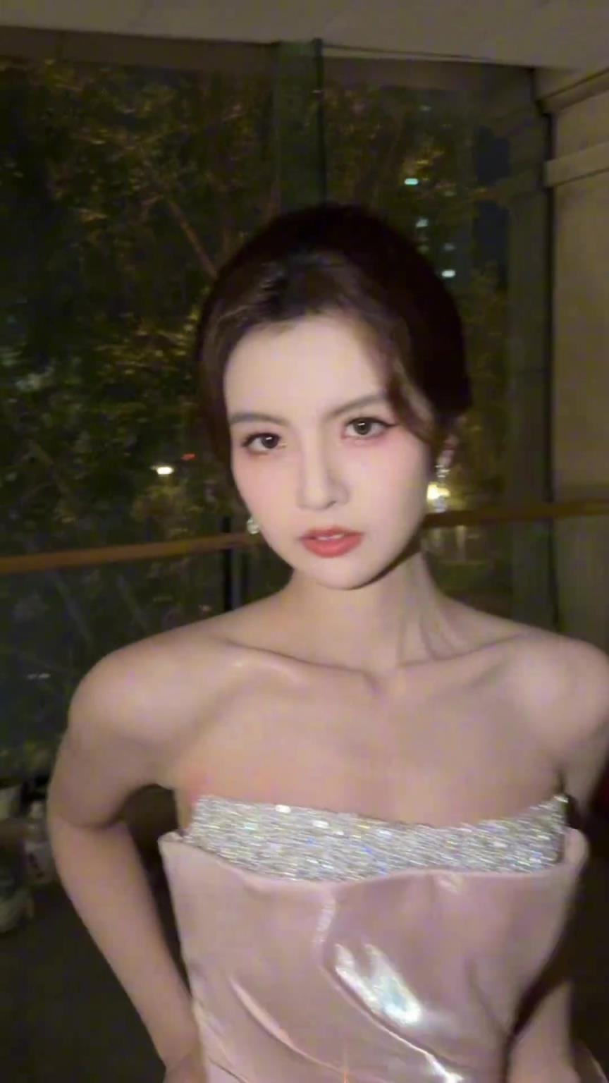 女主播炼炼晒视频：幸福又闪亮的日子，毕业红毯后随拍