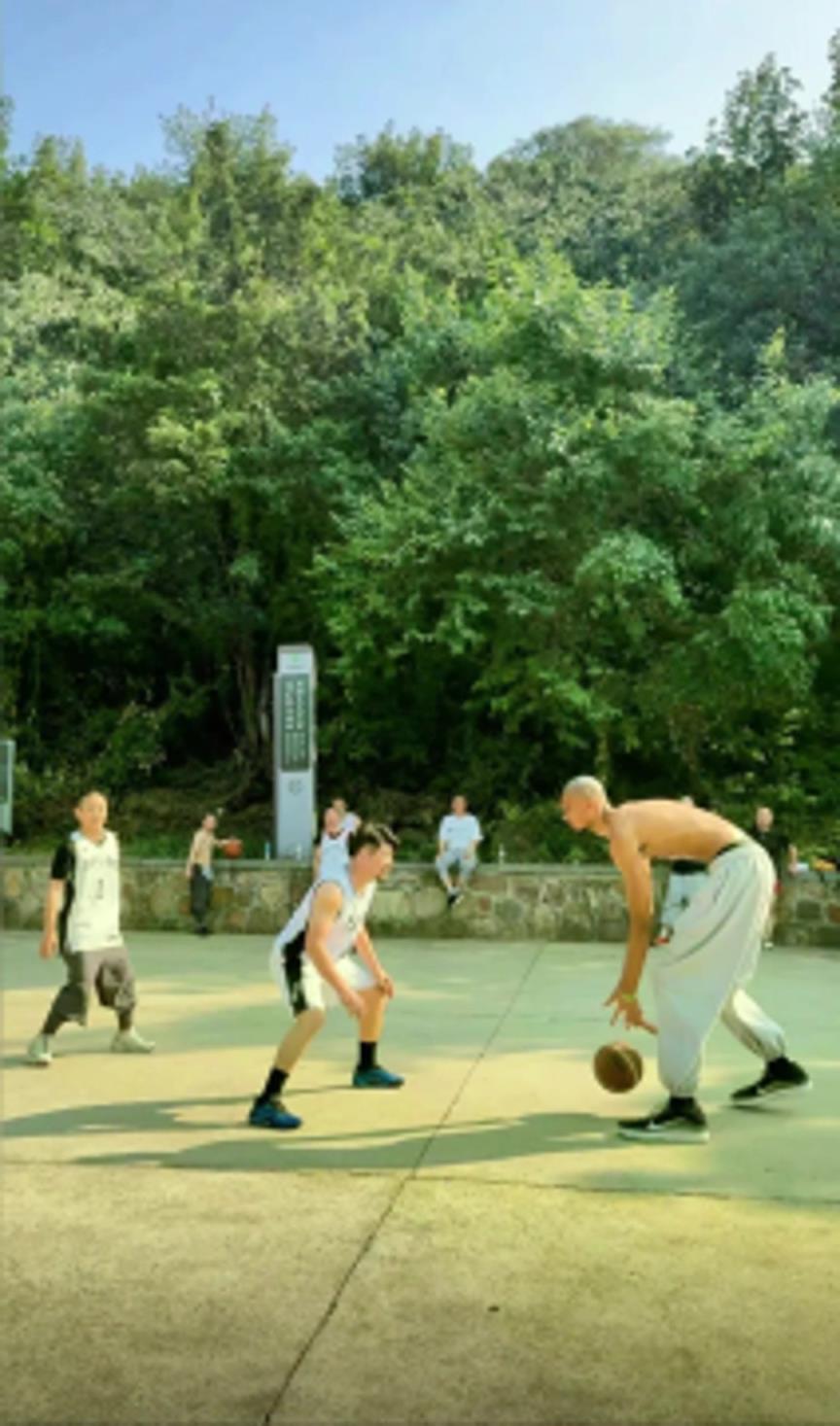 少林篮球来了？文班在少林寺苦修期间也不忘篮球啊