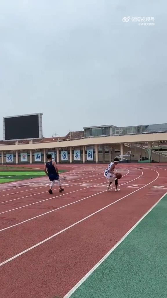 黑衣兄弟你该练练了运球跑的比不运球跑的还快