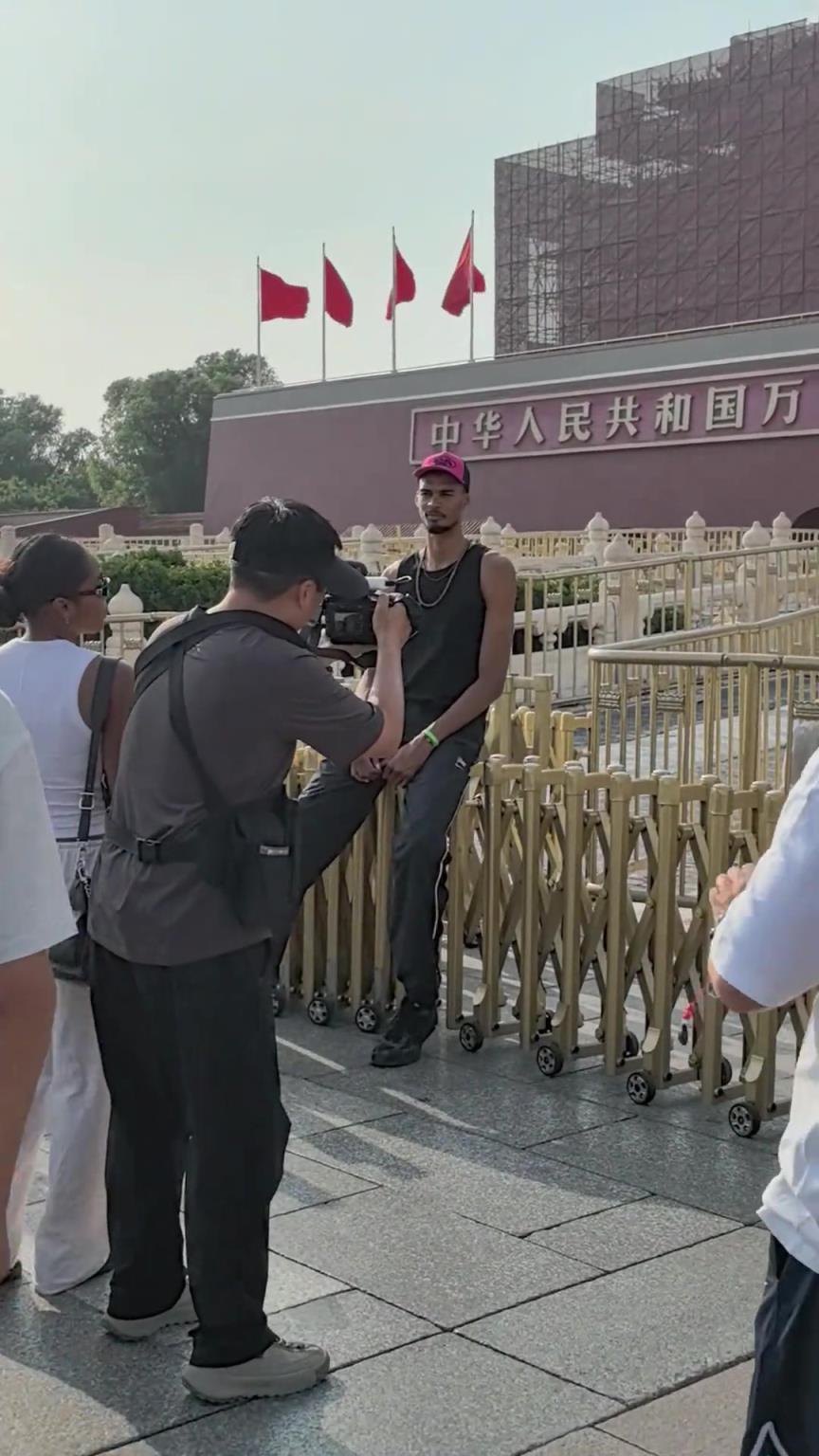 结束修行的文班来到了北京 打卡天安门城楼