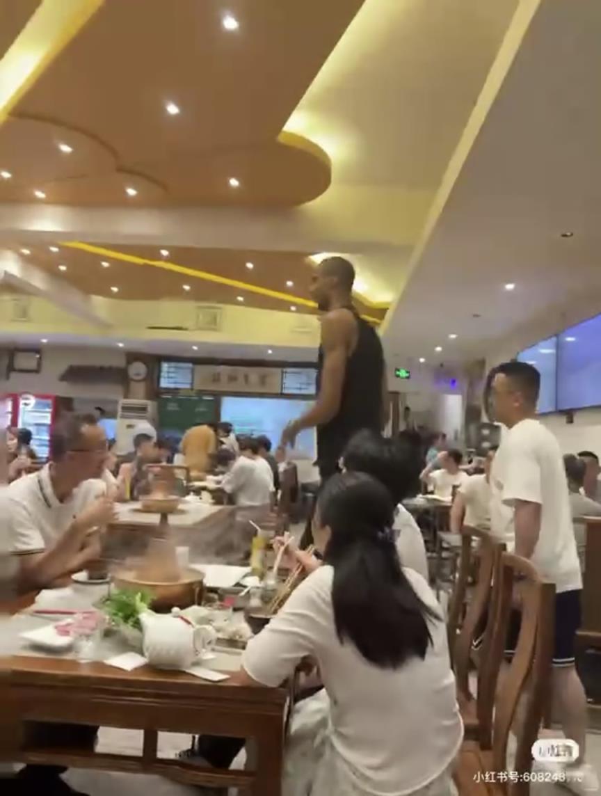 吃斋给孩子馋坏了？文班亚马下山破戒体验老北京涮肉