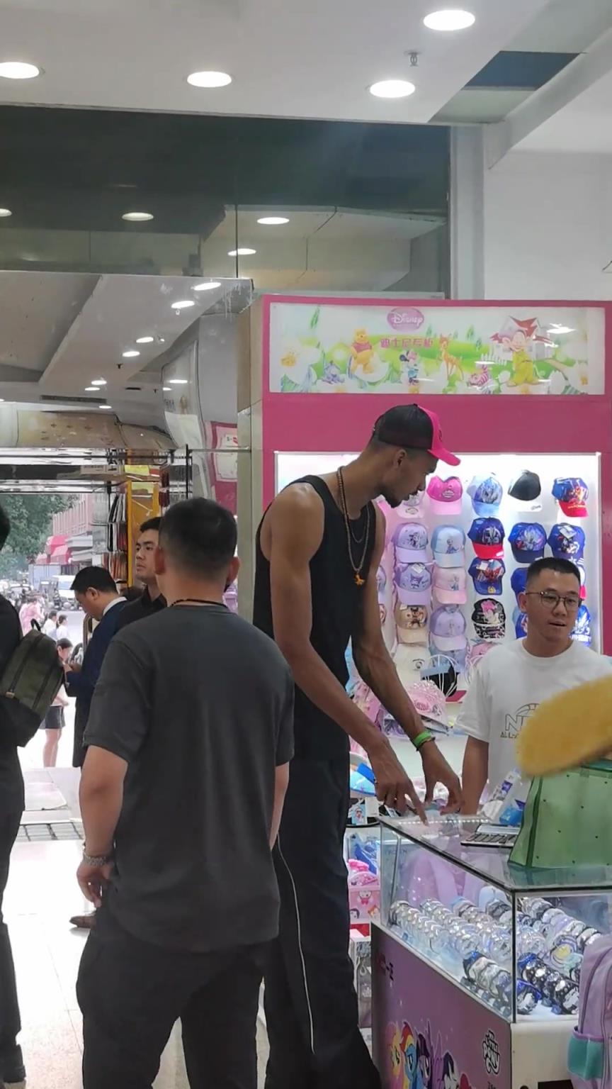 来中国进货了？文班亚马在北京王府井买小商品