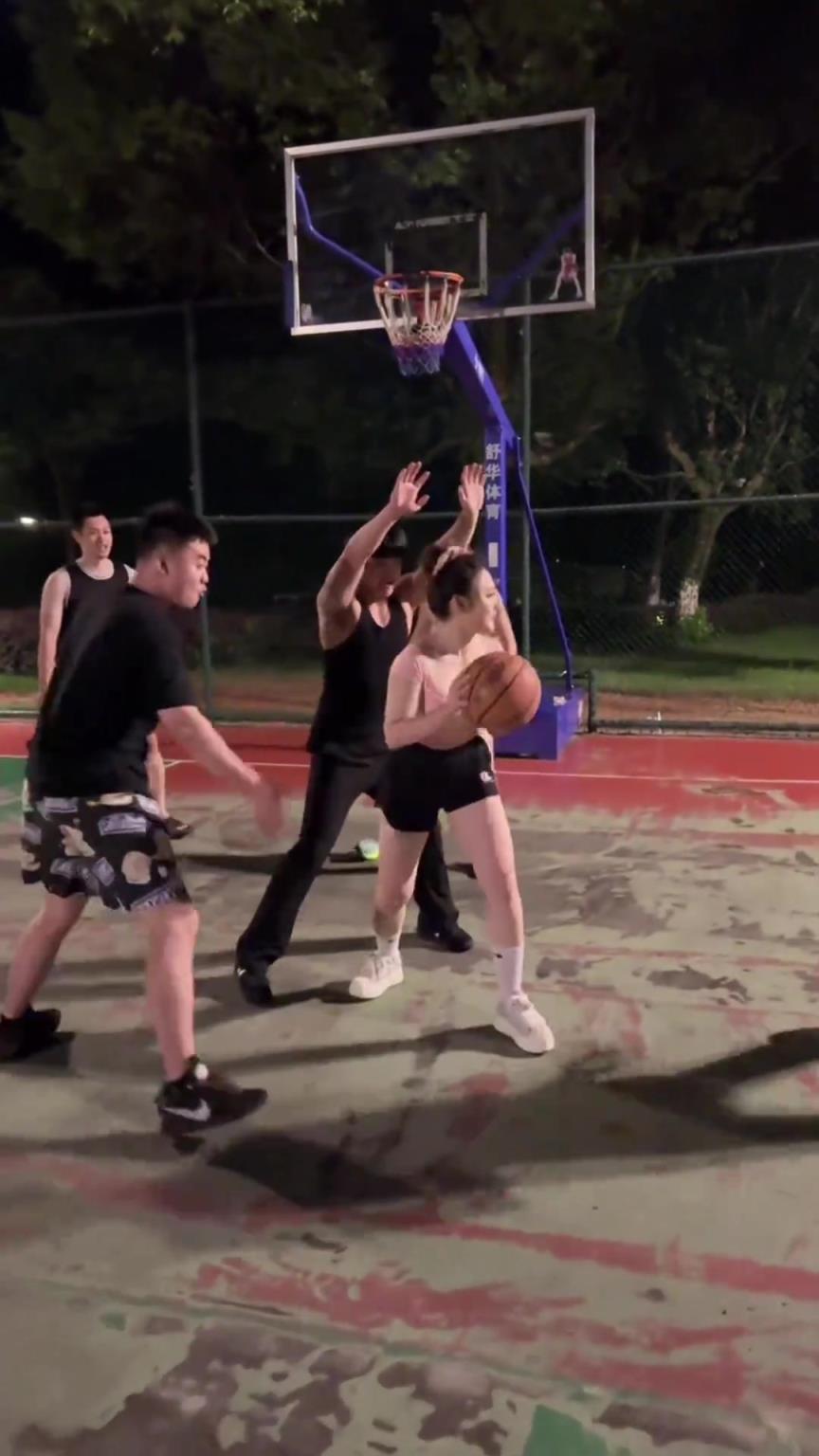 小姐姐野球场和一群壮汉抢篮板，这算不算垫脚犯规？