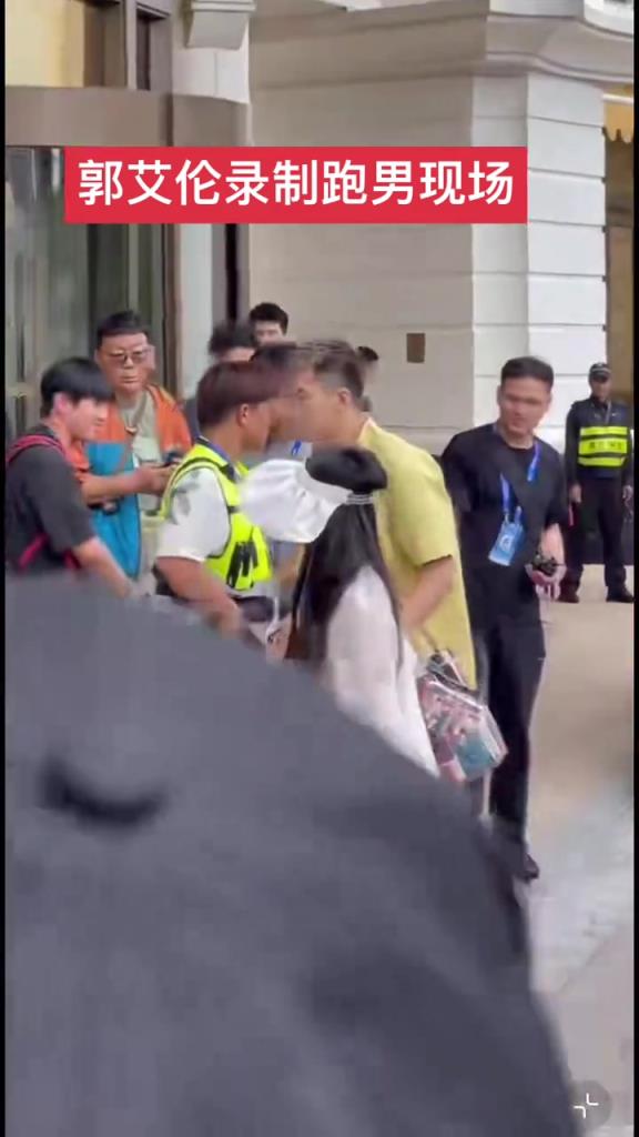 郭艾伦现身澳门录制综艺节目 这一身有点小帅奥