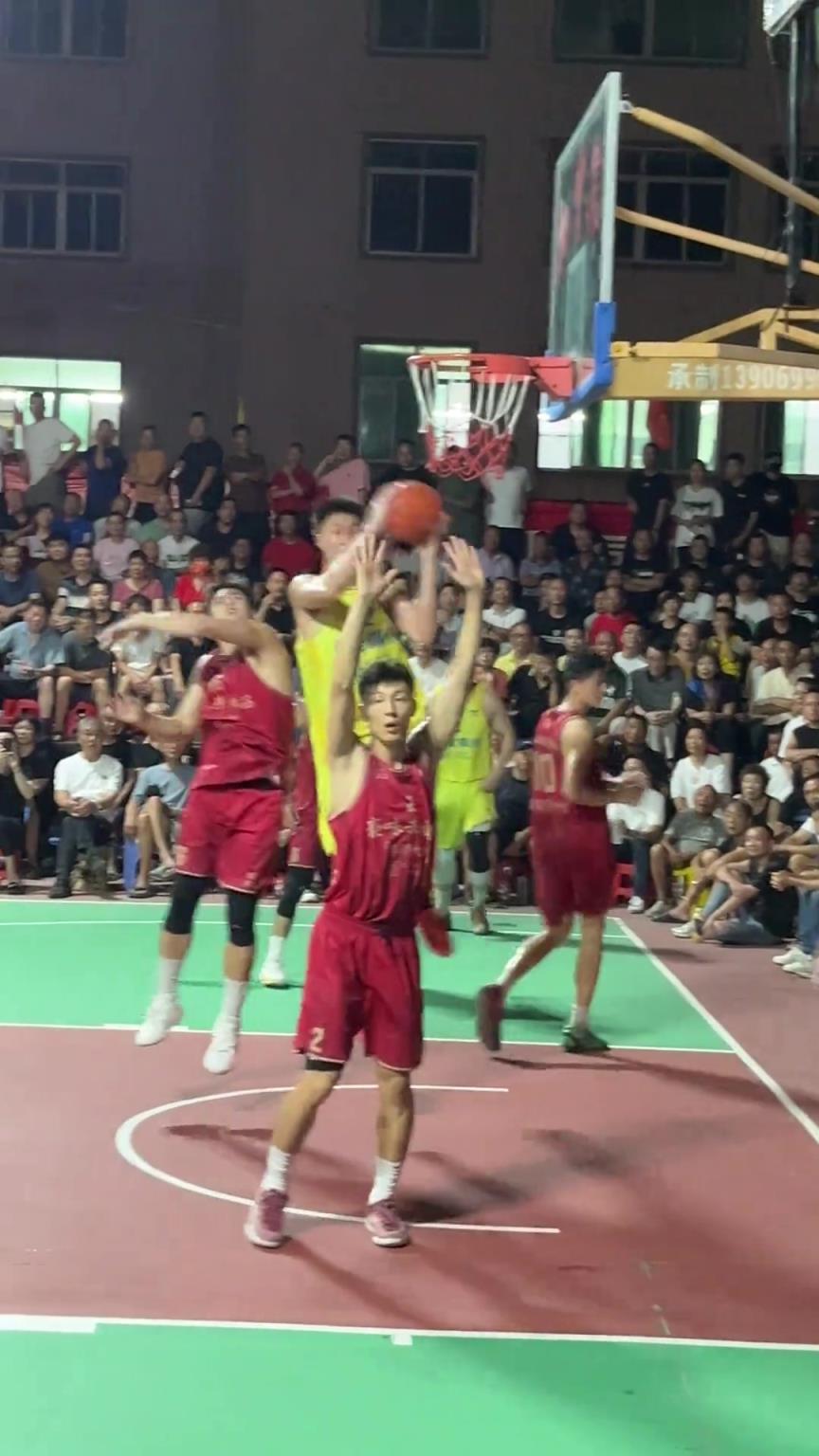 这是故意伸脚还是不小心的动作？
