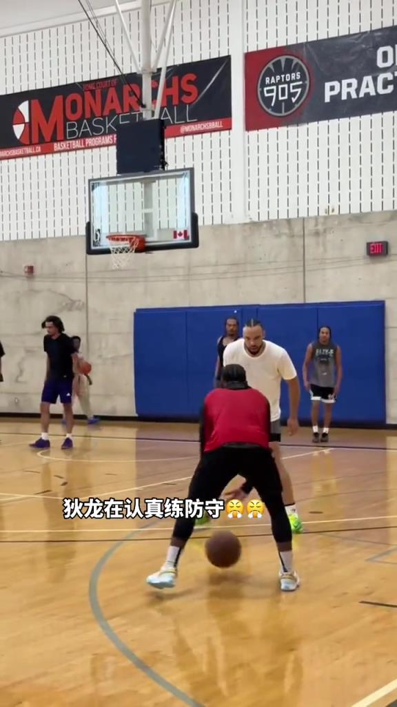 感觉壮了好多！狄龙天天就泡在训练营练习防守