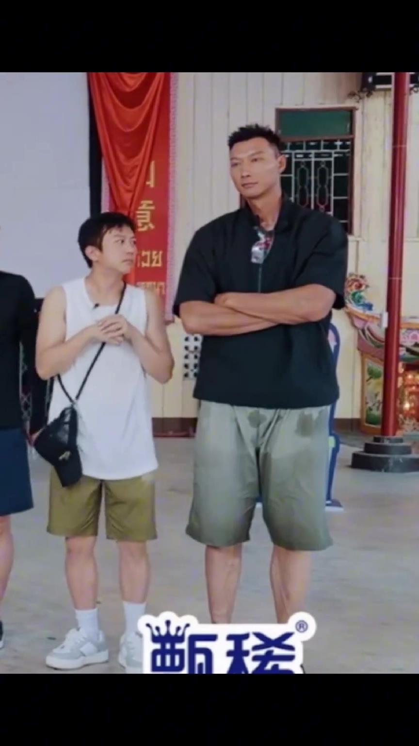 易建联这个裤子咋回事邓超：离开你，谁还把我当小孩？