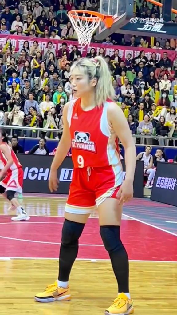 真的强壮！李梦这大块头在女篮球员里就是勒布朗