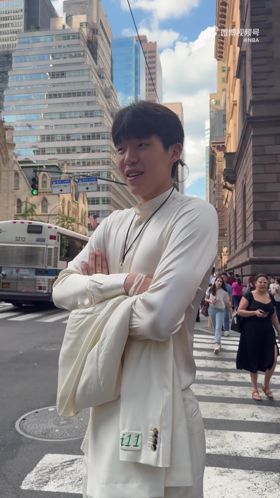 炎炎夏日一身正装！站在纽约街头啥感觉？杨瀚森：太热了！