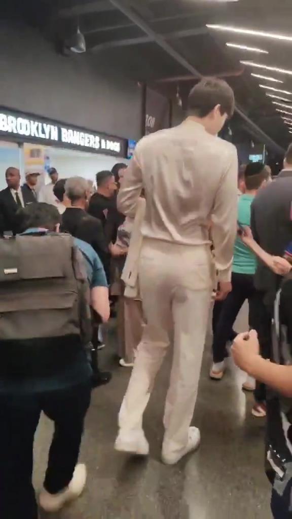 杨瀚森现身选秀大会现场 外国球迷们争相与其合照