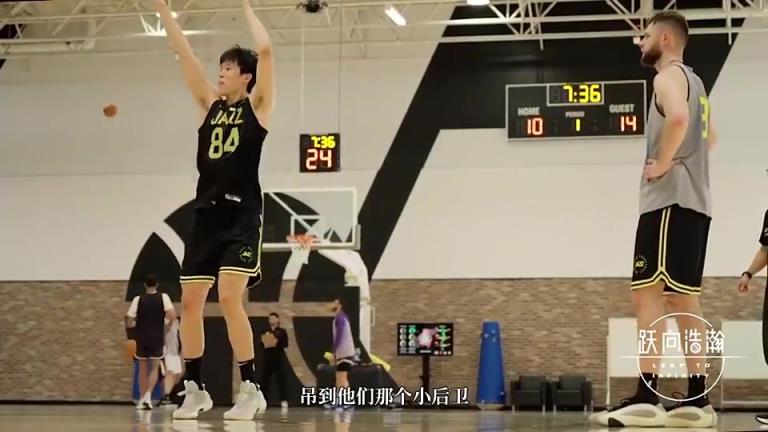 翻译此前：杨瀚森试训惊艳吊球让全场瞬间安静！上来一波13-0